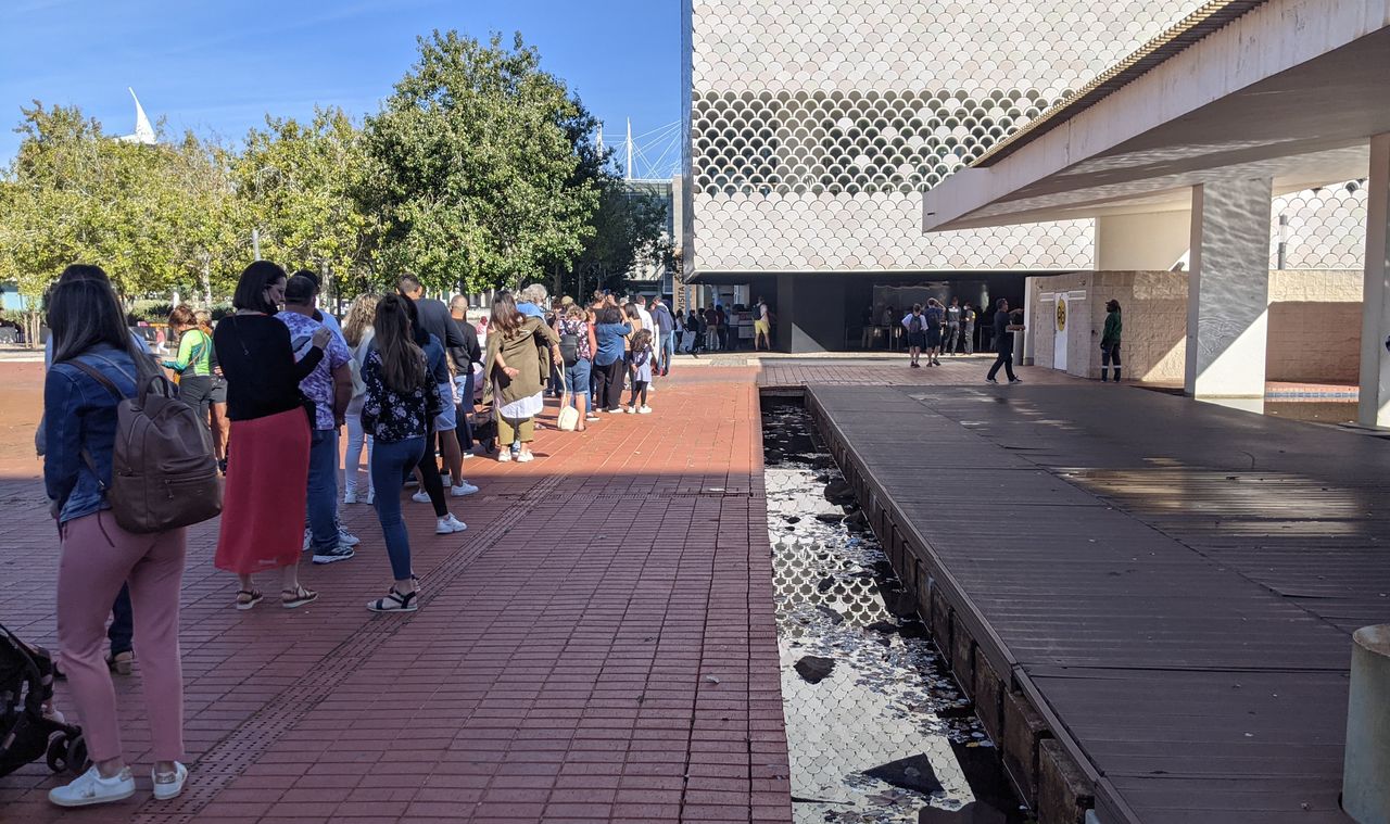 Kolejka do oceanarium w Lizbonie w ostatni weekend października