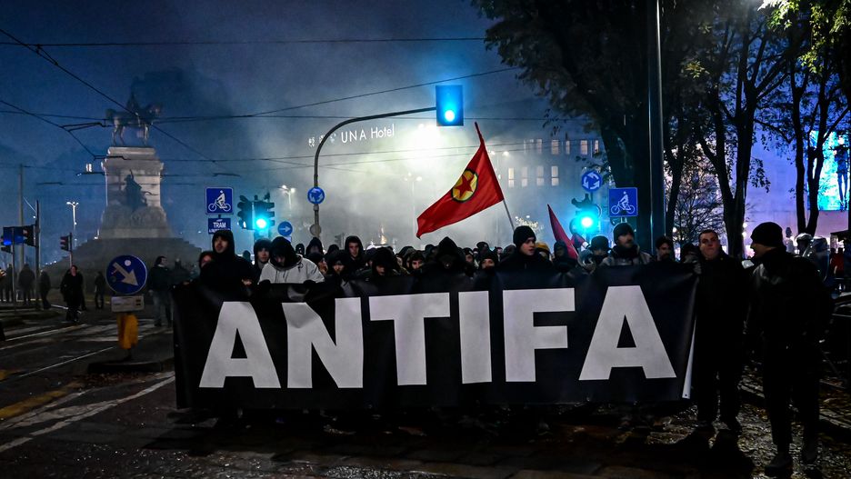Dwie demonstracje w Mediolenie - przeciwnicy wojny w Ukrainie starli się z prawicowymi krytykami zbrojenia Ukrainy przez zachodnie państwa