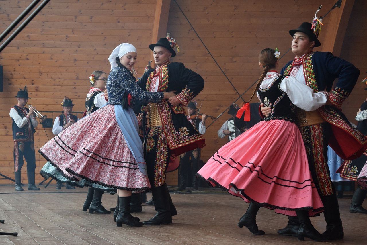 Bobowskie Spotkania z Folklorem Pogórza: „Jakubkowianie” z Łososiny Dolnej rozgonili deszczowe chmury nad Bobową