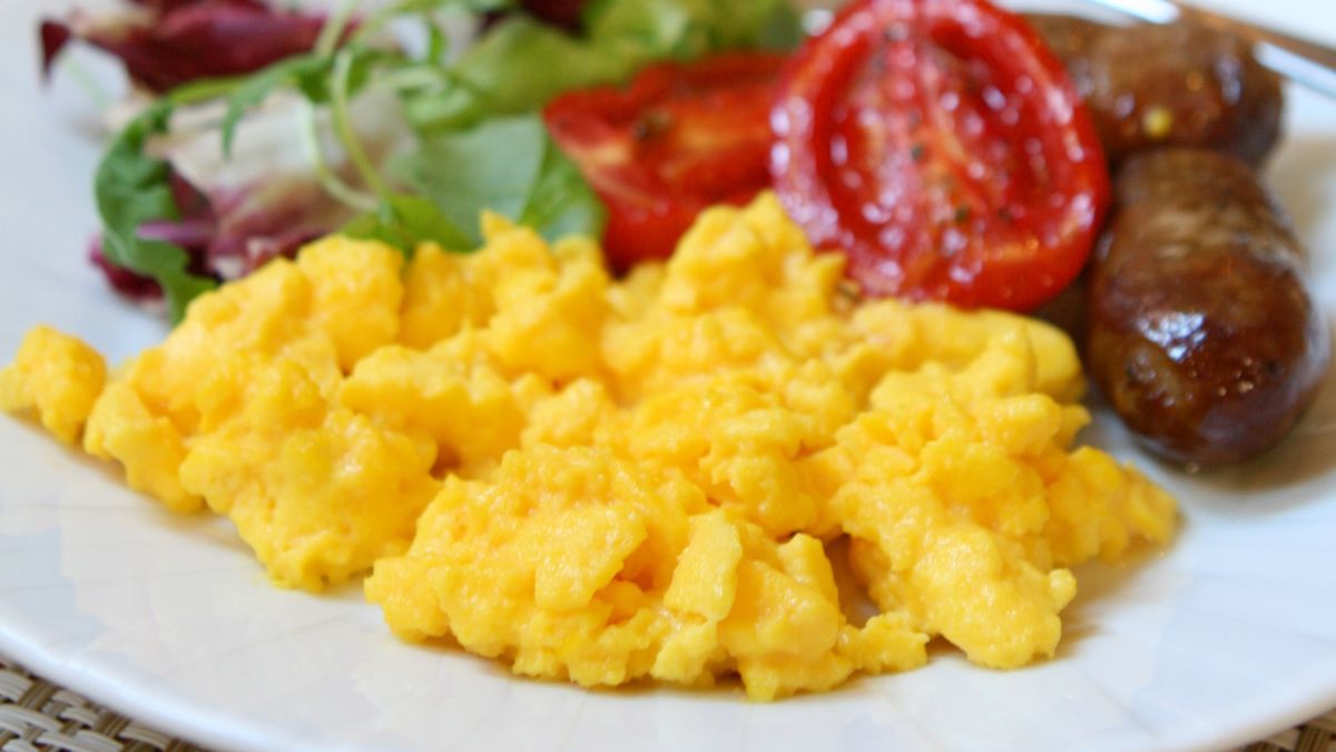 Polacy uwielbiają jeść jajecznicę na śniadanie