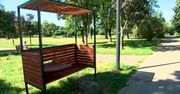 W łódzkich parkach stanęły ławki dla rodziców z niemowlętami