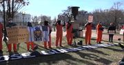Guantanamo przed Białym Domem. Protest w 20. rocznicę otwarcia wojskowego więzienia.
