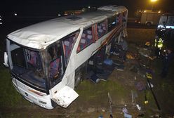 Autokar wypadł z drogi, przygniótł pasażerkę - są ranni