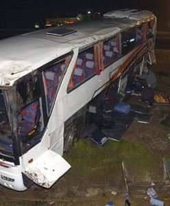 Autokar wypadł z drogi, przygniótł pasażerkę - są ranni