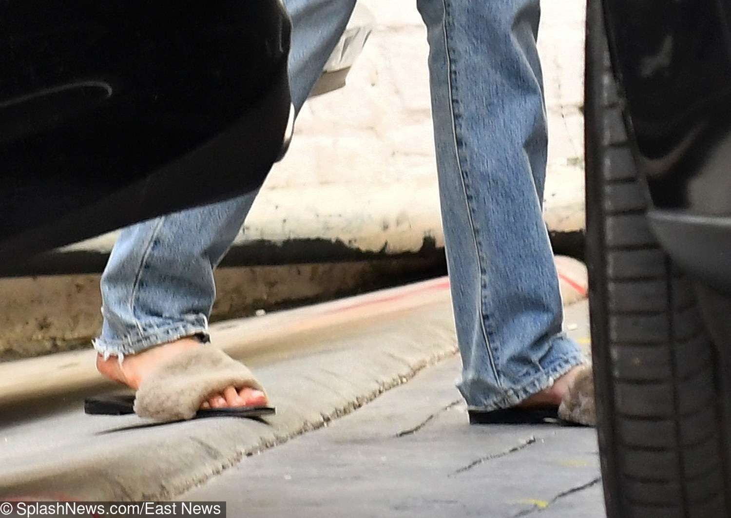 Jennifer Aniston w kapciach