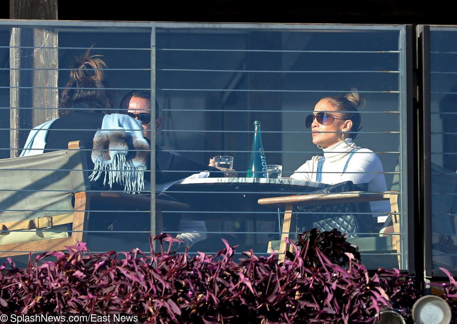Jennifer Lopez w białym golfie w kawiarni