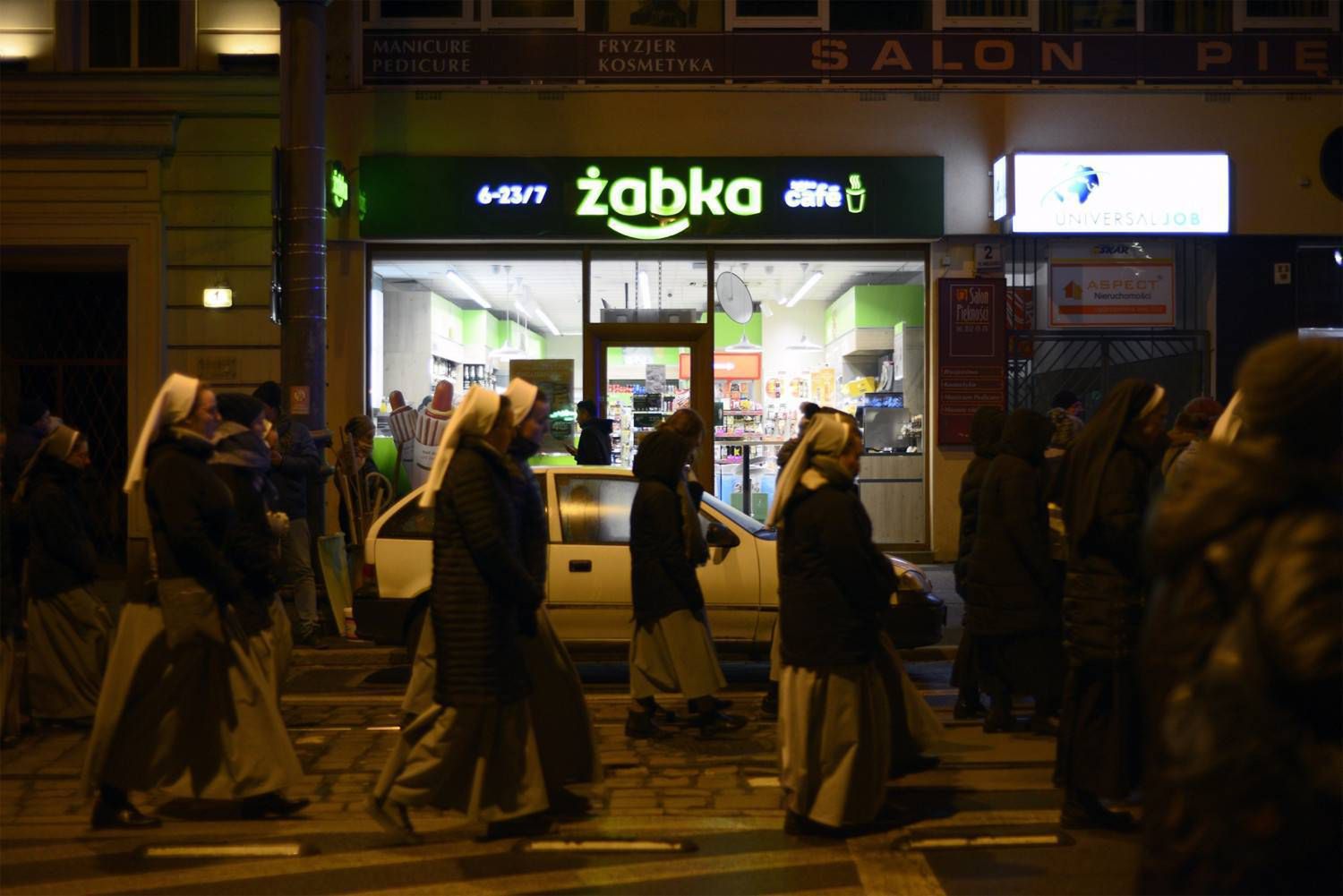 Żabka zaleca płatność kartą
