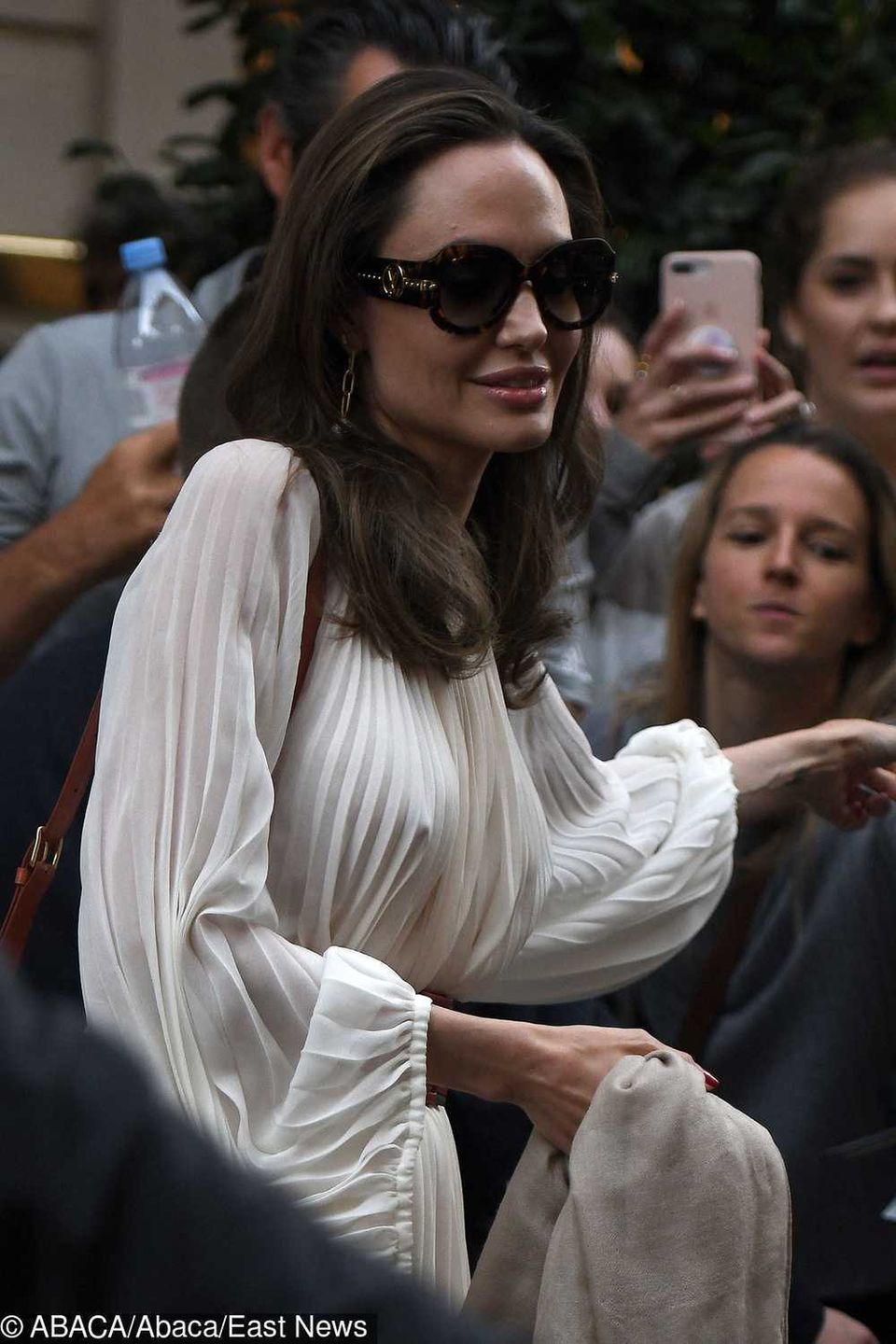 Angelina Jolie bez stanika na ulicach Paryża po sesji zdjęciowej