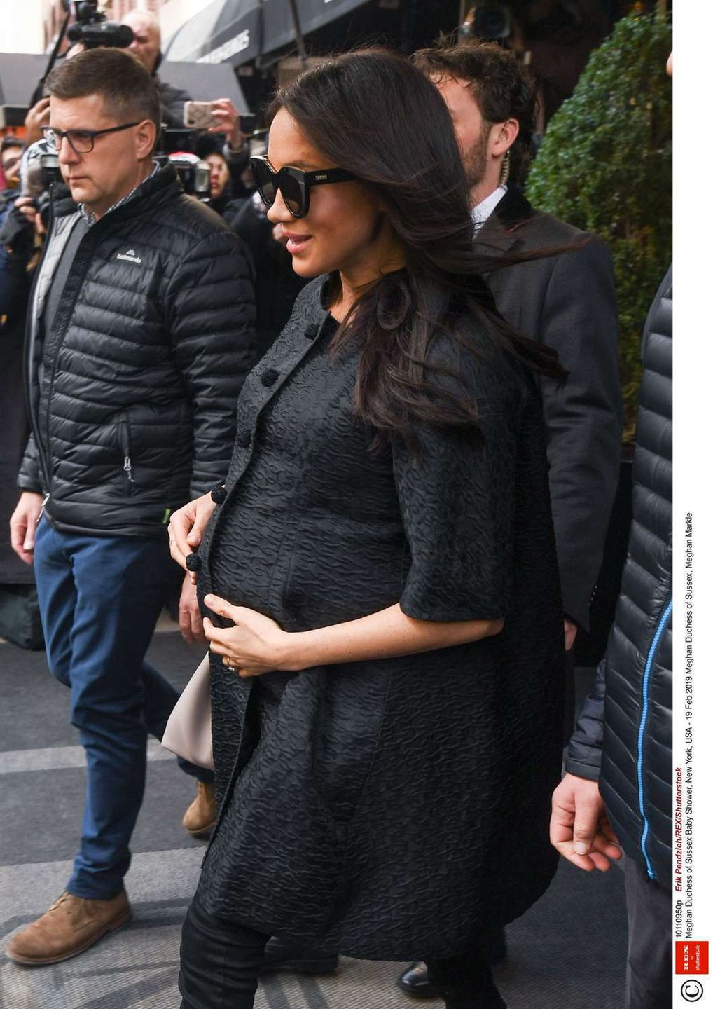 Meghan Markle trzyma się za duży ciążowy brzuch
