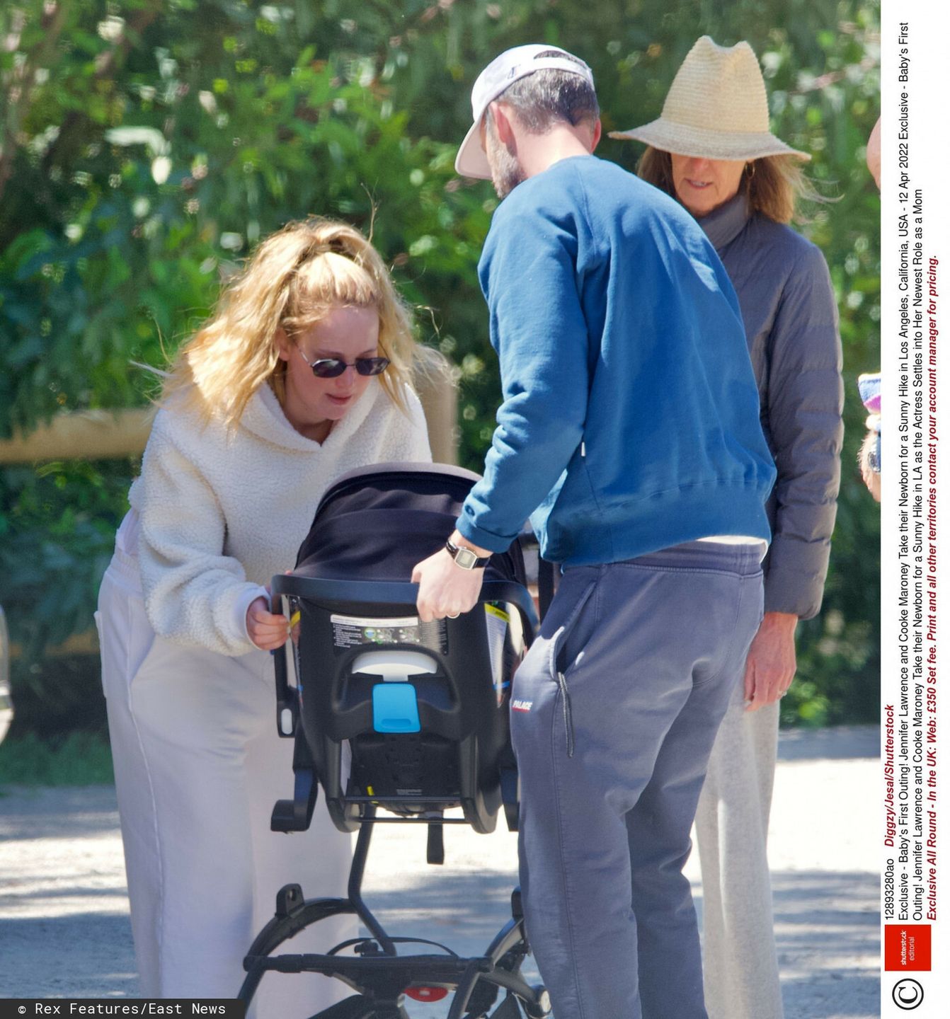 Jennifer Lawrence na rodzinnym spacerze z nowonarodzonym dzieckiem