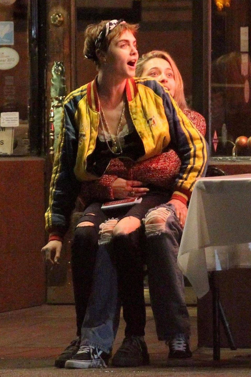 Cara Delevingne i Paris Jackson Kiss całowały się na ulicy. Towarzyszyli im Macaulay Culkin i Brenda Song (BACKGRID/FORUM)