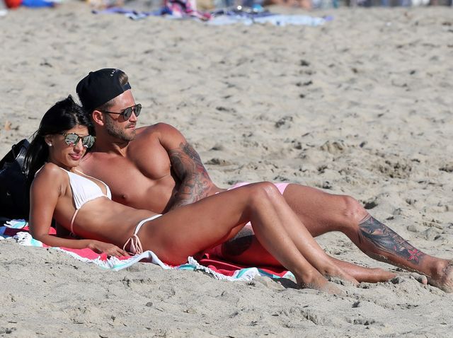 Jasmin Walia i Ross Worswick przyłapani na plażowych igraszkach