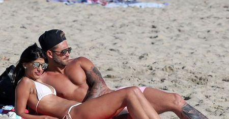 Jasmin Walia i Ross Worswick przyłapani na plażowych igraszkach