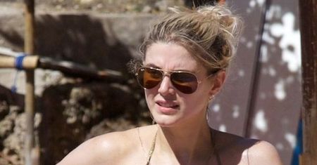 "Made In Chelsea": Ashley James z trudem skrywała swoje wdzięki w skąpym bikini