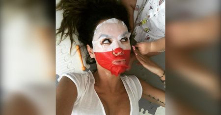 Gwiazdy w maskach-płachtach. Pokazują zdjęcia