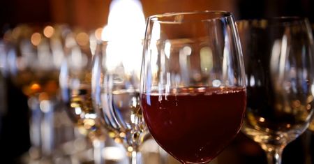 Wino szkodzi na skórę. Zobacz, dlaczego