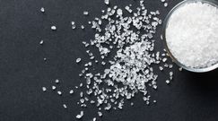 Pokrój cytrynę i posyp solą. Jakie będą efekty?