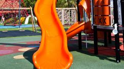 Uważaj na zjeżdżalni. Może być gorąca