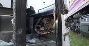 Autobus wjechał pod pociąg na niestrzeżonym przejeździe pod Kępnem.