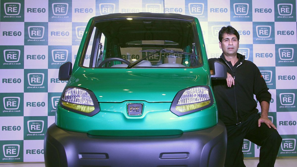 Rajiv Bajaj, dyrektor firmy obok modelu Bajaj RE60