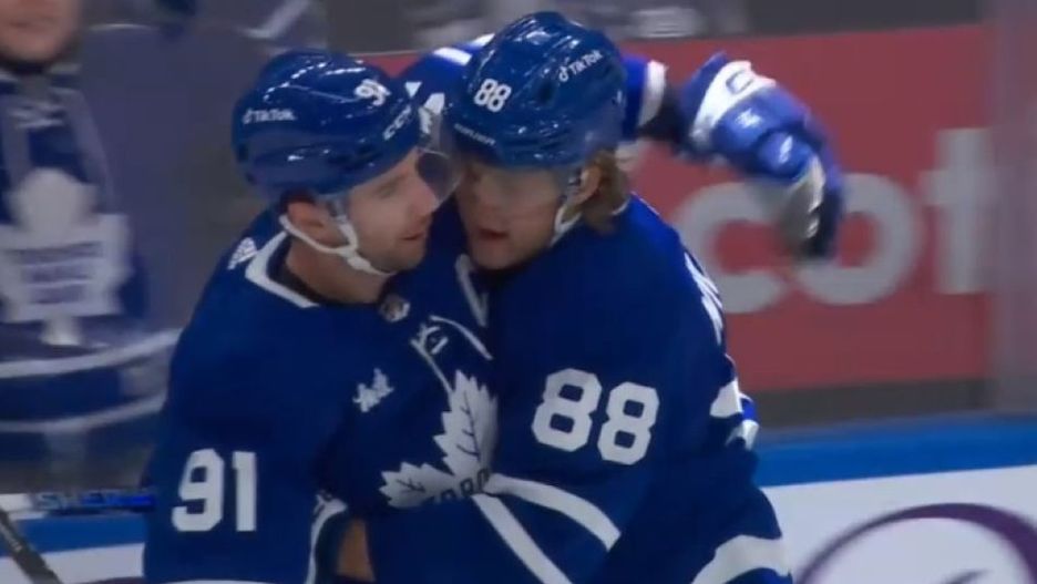 John Tavares (z lewej) i William Nylander (obaj Toronto Maple Leafs).