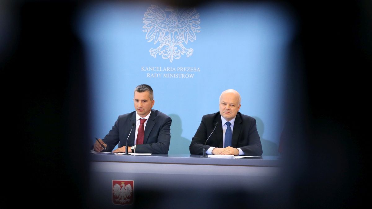 29.09.20915. Mateusz Szczurek i wiceszef MSW Piotr Stachańczyk podczas konferencji prasowej.