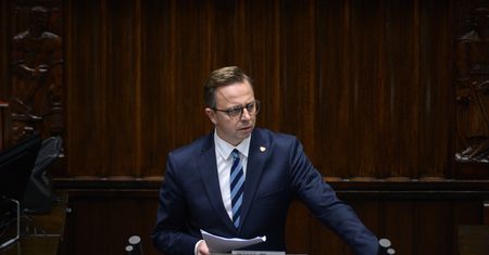 Zarobili "setki mln złotych" na ukraińskim zbożu. Poseł Joński podał trop