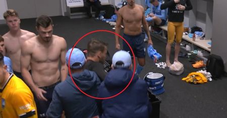 Sceny w szatni. Piłkarz wyprowadzony jak bandzior