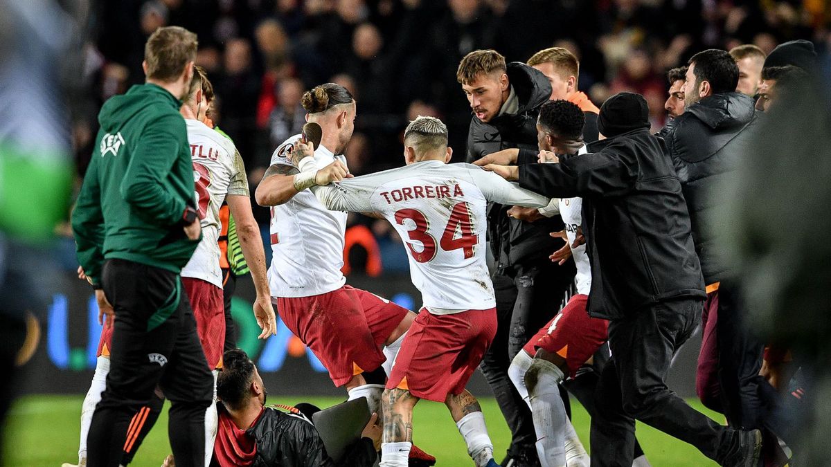 Zdjęcie okładkowe artykułu: Getty Images / Lukas Kabon/Anadolu via Getty Images) / Przepychanki między piłkarzami Sparty Praga a Galatasaray Stambuł