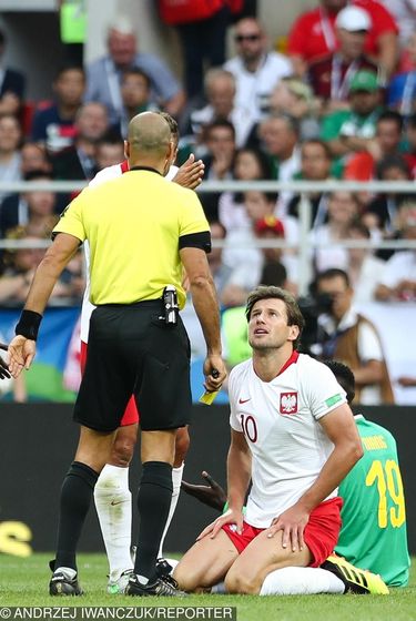 Mecz Polska-Senegal, Mundial 2018, na zdj. Grzegorz Krychowiak otrzymuje żółtą kartkę