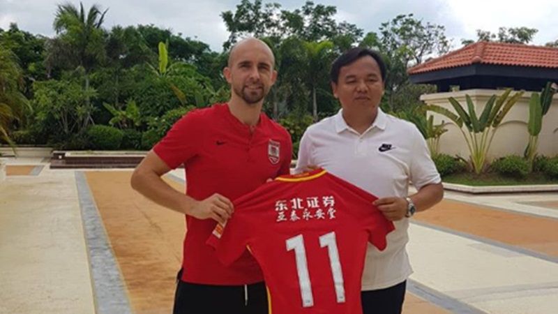 Adrian Mierzejewski z koszulką Changchun Yatai FC 