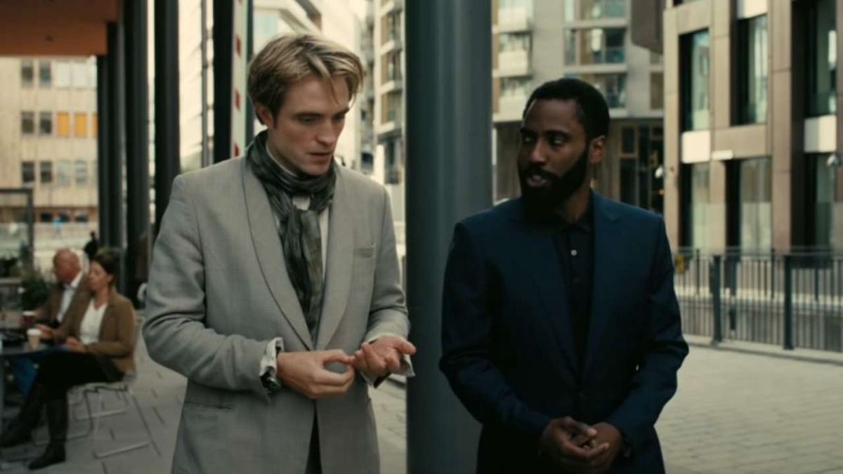 Kadr z filmu "Tenet". W rolach głównych występują Robert Pattinson i John David Washington