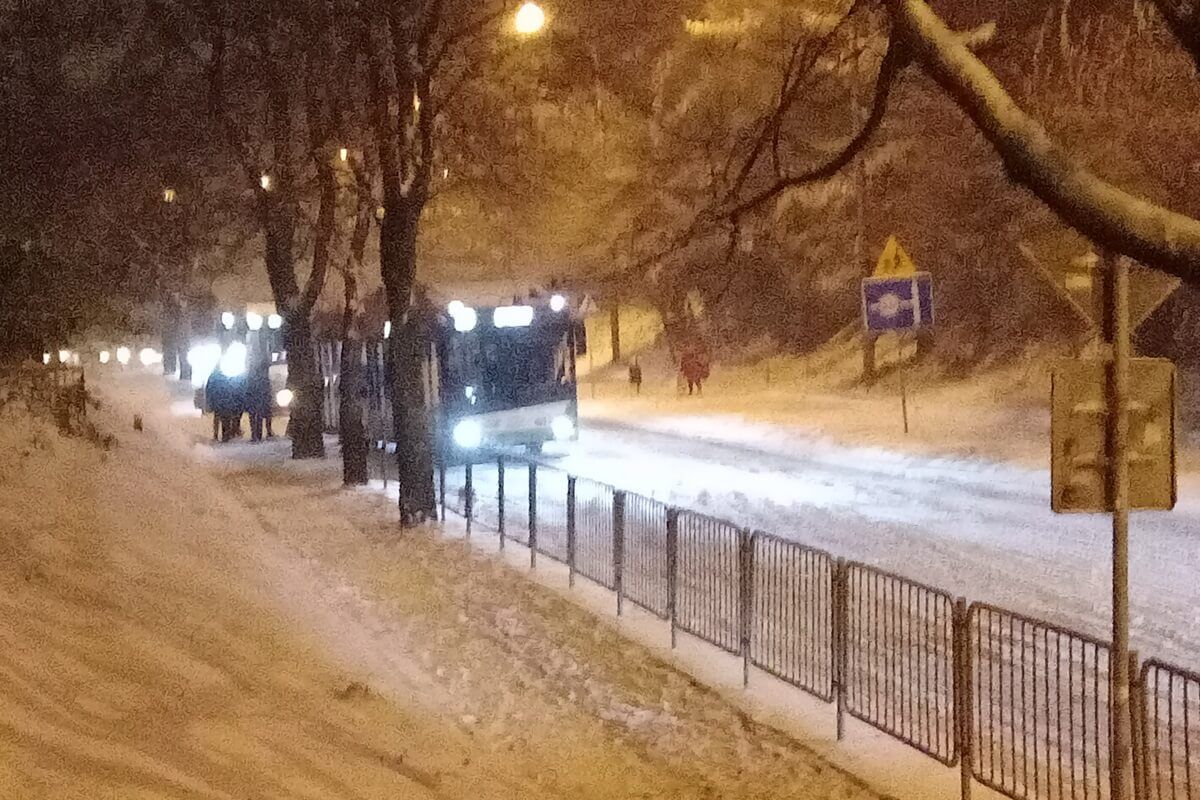 Autobusy stojące na wzniesieniu ul. Kosmowskiej