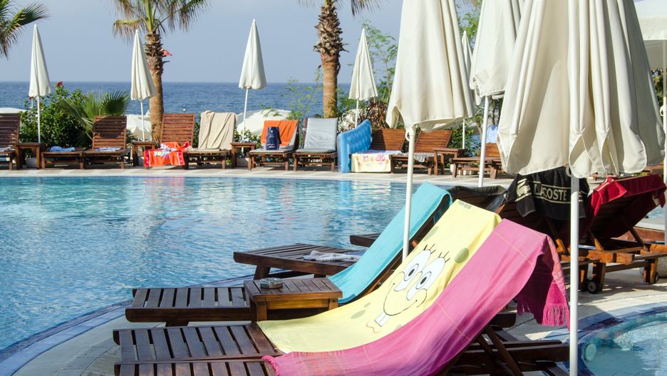 Wielu turystów wcześnie rano rezerwuje leżaki przy basenach bądź na plaży