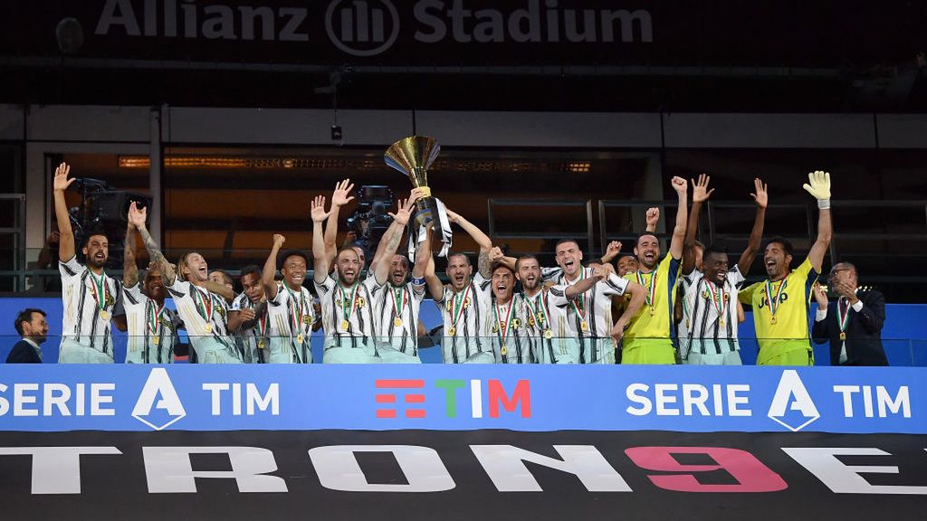 piłkarze Juventusu świętujący mistrzostwo