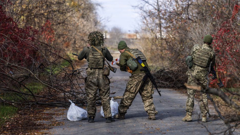 Russian invasion of Ukraine
epa10286030 Ukrainian soldiers move along a street in the northern Kherson region, 04 November 2022. The city of Kherson on the Black Sea coast was seized by Russia in the first month after its invasion of Ukraine on 24 February. Now it appears that Russia might be about to give up at least part of it as it prepares defensive lines for the winter. Russian troops on 24 February entered Ukrainian territory, starting a conflict that has provoked destruction and a humanitarian crisis.  EPA/HANNIBAL HANSCHKE 
Dostawca: PAP/EPA.
HANNIBAL HANSCHKE