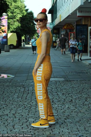 Magda Mielcarz w żółtej stylizacji promuje singiel Summer Hobby w Dzień Dobry TVN