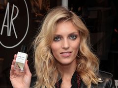 Anja Rubik promuje swoje perfumy