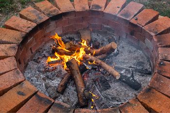 Rozpalanie ogniska na swojej działce. Oto co mówi prawo