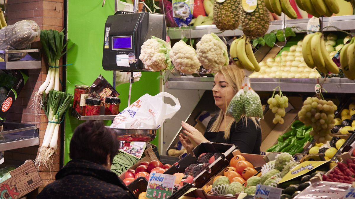 SEVILLE ANDALUSIA, SPAIN - DECEMBER 23: A sales clerk weighs a bag with fruits while shopping at the Mercados de Abastos before Christmas , on December 23, 2022 in Seville (Andalusia, Spain). Andalusians finalize purchases in the markets for Christmas Eve dinner. A date of family reunion where they will taste food that we can find at a higher price than these years. (Photo By Joaquin Corchero/Europa Press via Getty Images)