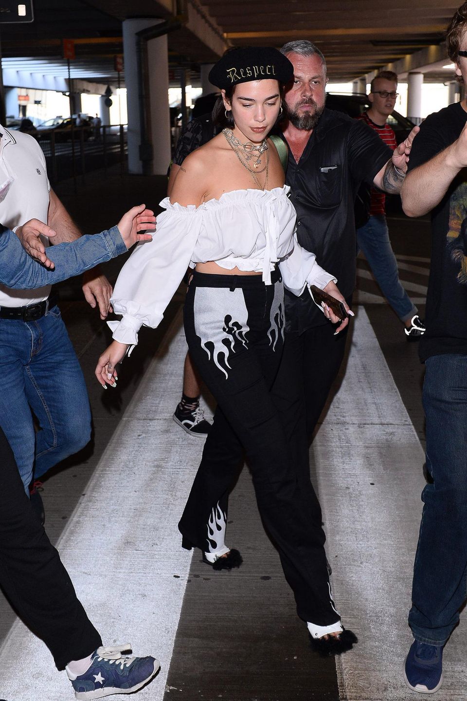 Dua Lipa na lotnisku w Warszawie, przed Orange Warsaw Festival 2018