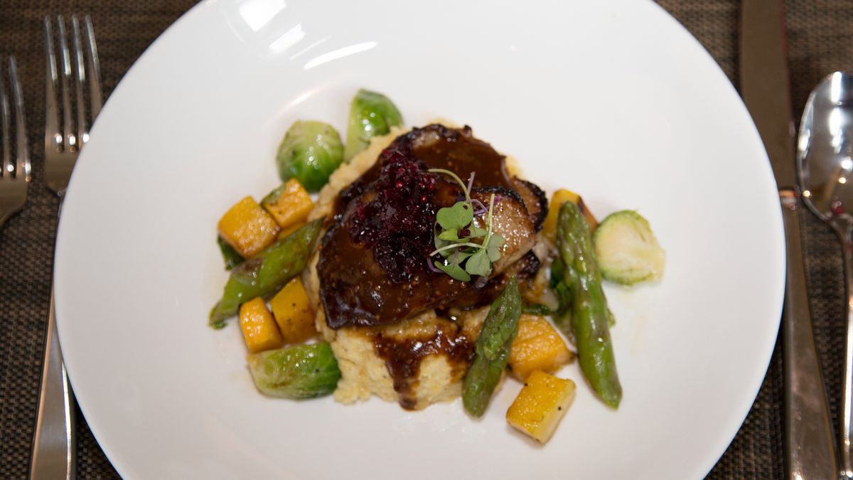 Duszona cała polędwica wieprzowa (samo mięso)