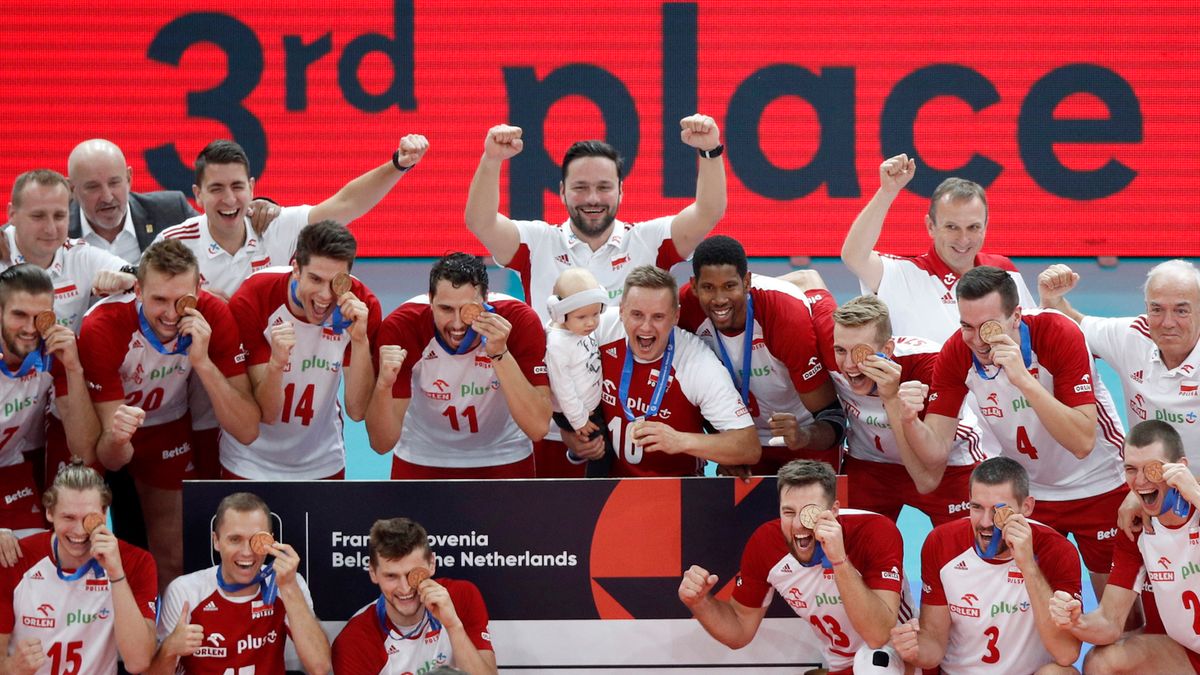 siatkarze reprezentacji Polski cieszą się z brązowego medalu ME 2019
