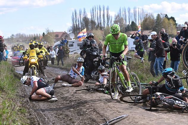 Kraksa podczas wyścigu w 2016 r. Ucierpieli w niej m.in. Fabian Cancellara, Dylan van Baarle i Damien Gaudin. Fot. Tim de Waele/Staff/Getty Images