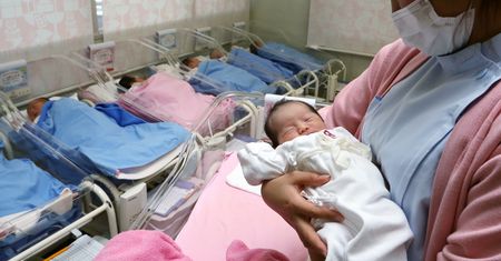 "Sięgniemy po bezprecedensowe środki". Rząd Japonii chce, by rodziło się więcej dzieci