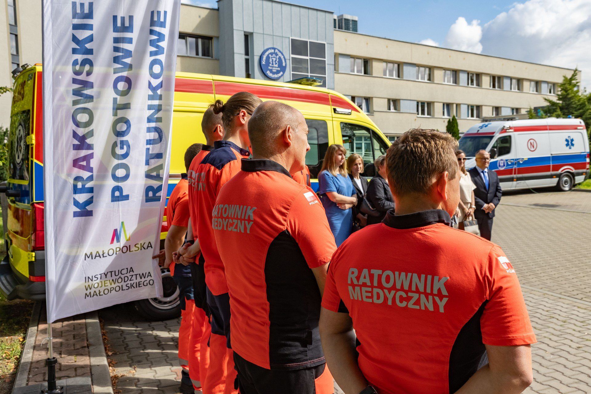 Przekazanie 5 karetek zespołom ratownictwa medycznego odbyło się na parkingu przed siedzibą Krakowskiego Pogotowia Ratunkoweg