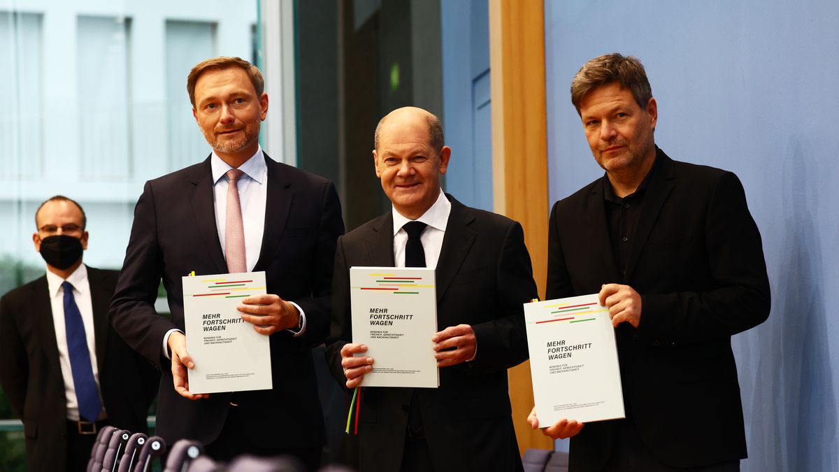 Na zdjęciu Christian Lidner, Olaf Scholz i Robert Habeck tuż po podpisaniu umowy koalicyjnej