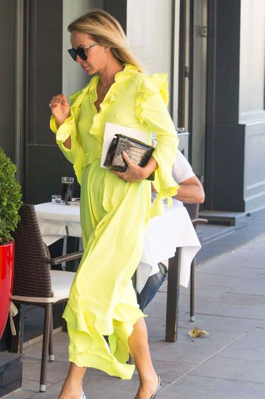 Joanna Przetakiewicz w żółtej sukience bez stanika