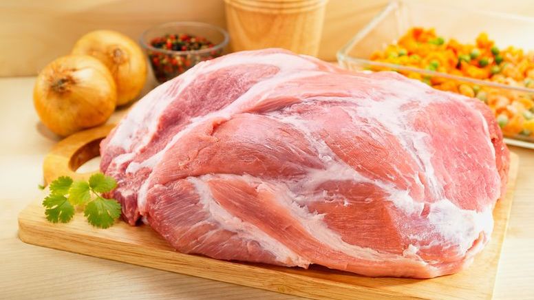 Surowa łopatka wieprzowa z kością (mięso i tłuszcz)
