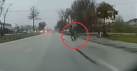 Aż trudno uwierzyć. Nagle wyjechał przed auto. Dramatyczny finał